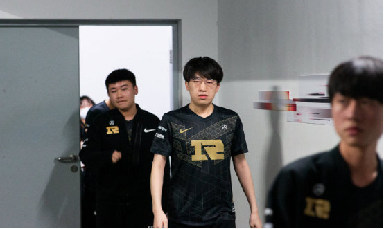 并在文中自 并在文中自